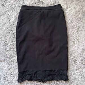 ⭐️⭐️⭐️Guess pre worn pencil skirt with lace trim on bottom size XS